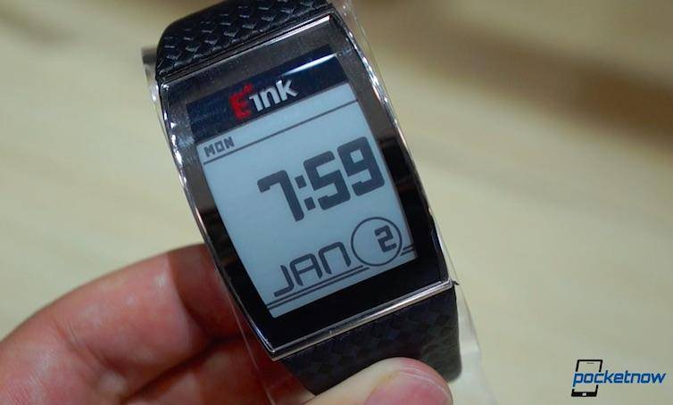 How E-Ink works: the technology behind E-Paper Displays (Video)