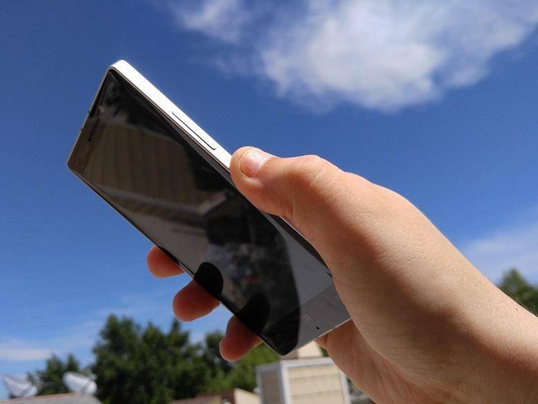 Why buttons should only be on one side of a phone