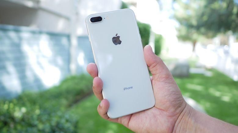 6.5-inch iPhone X to match 5.5-inch iPhone 8 Plus size, horizontal