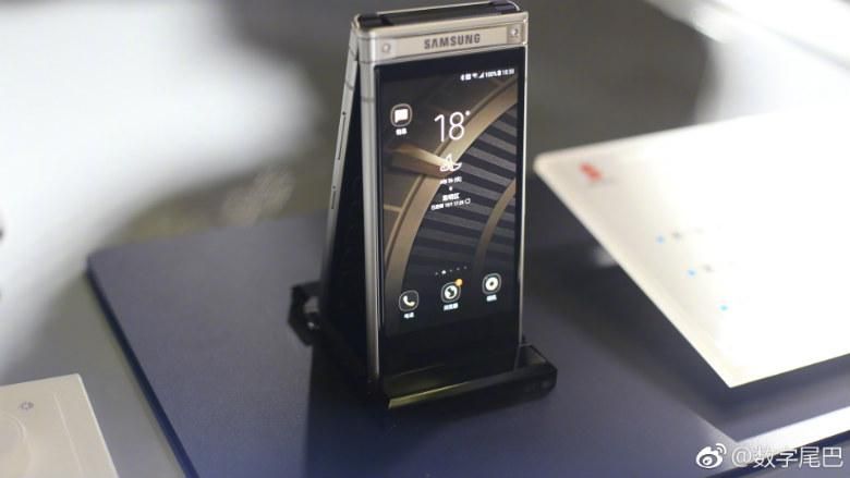 Samsung W2018 flip phone has a camera that's not like any