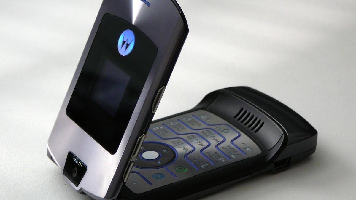Motorola bringing back the RAZR as a foldable phone?