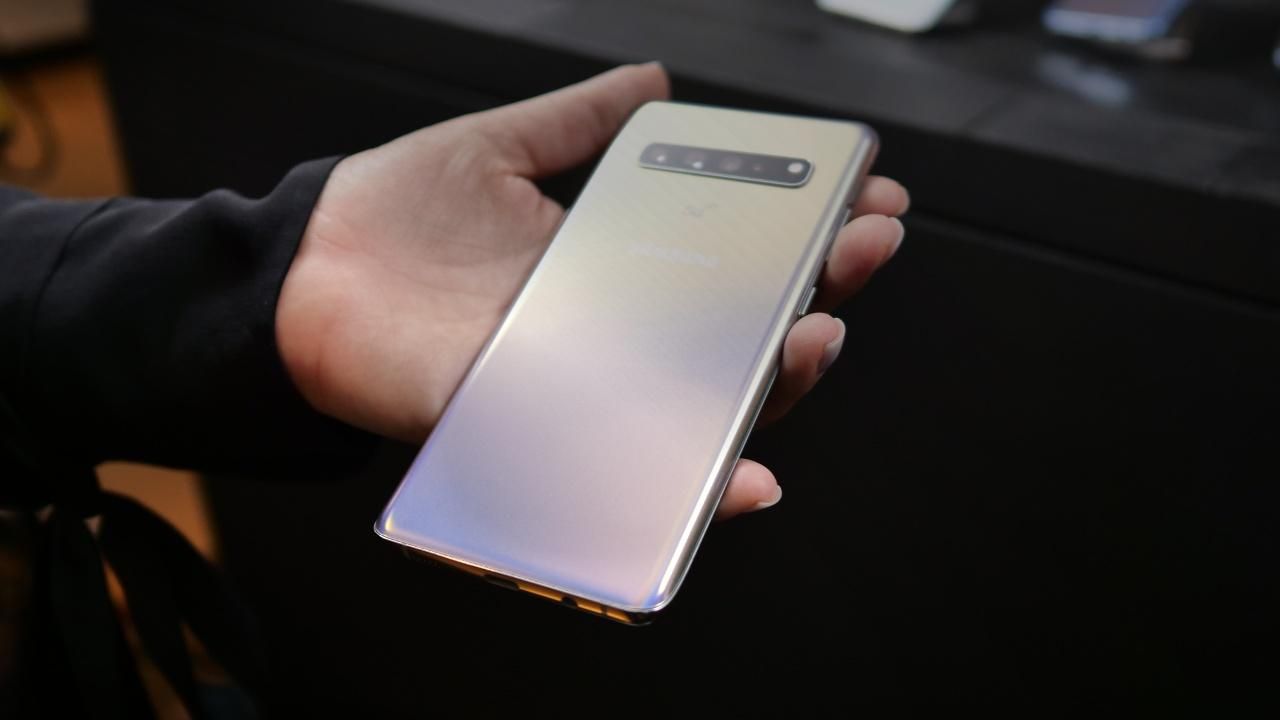 Galaxy S10 debuts at $899.99 while the loaded Galaxy S10+ starts