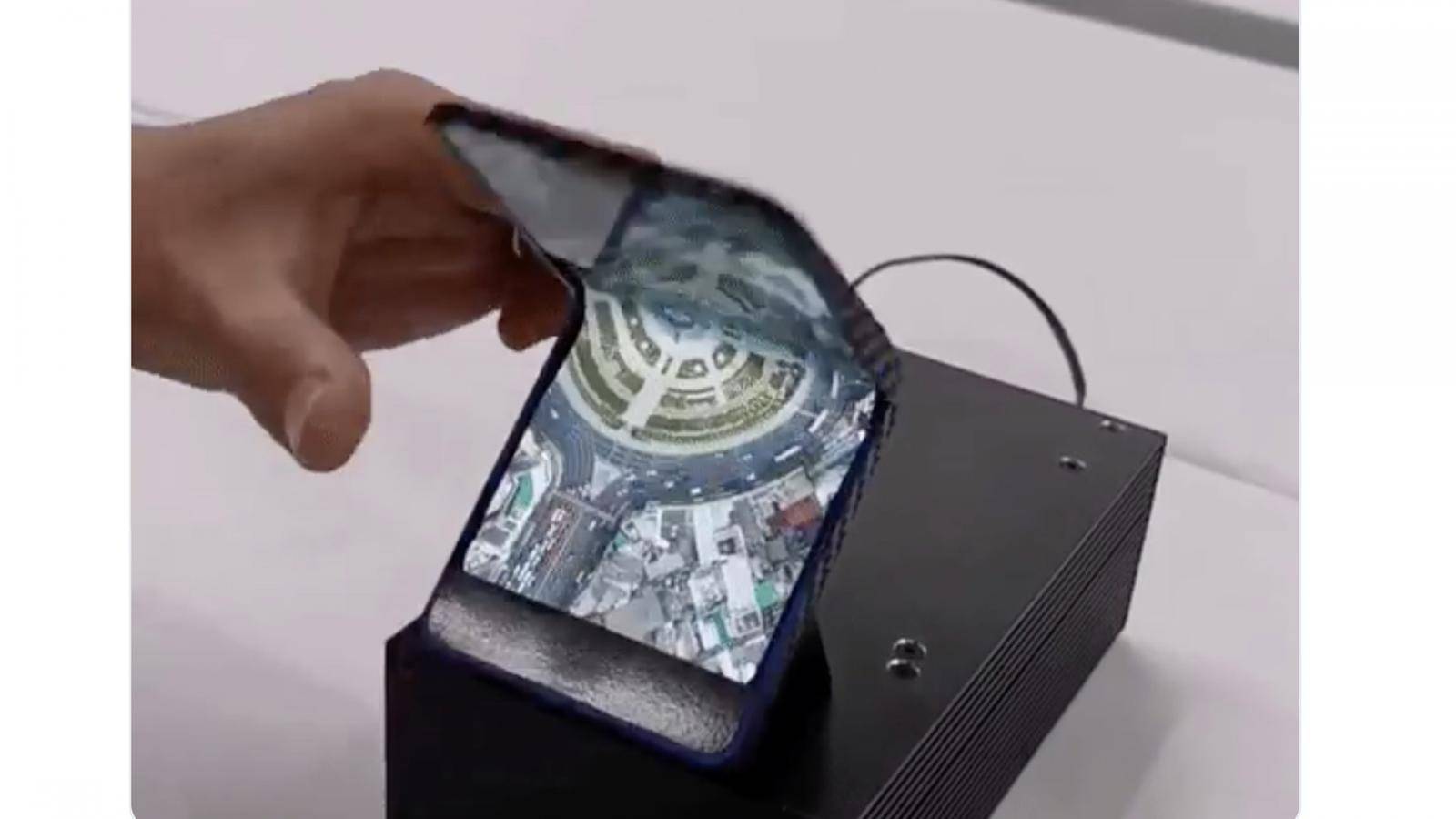 Report: Samsung working on a foldable clamshell smartphone