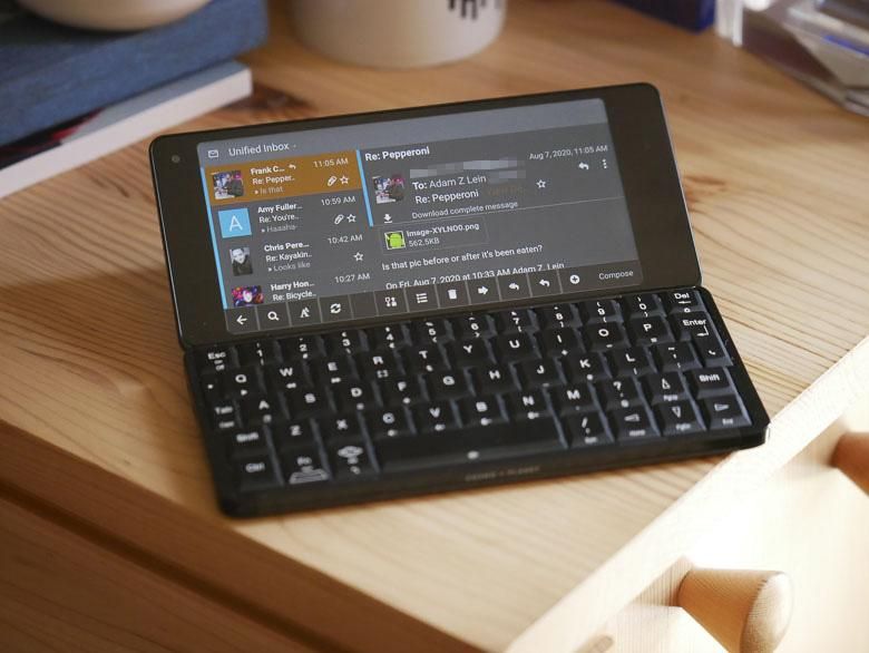 その他ノートPC本体 Planet Computers Cosmo Communicator Hands On With Planet's Bizarre But Unique Cosmo Communicator | PCMag