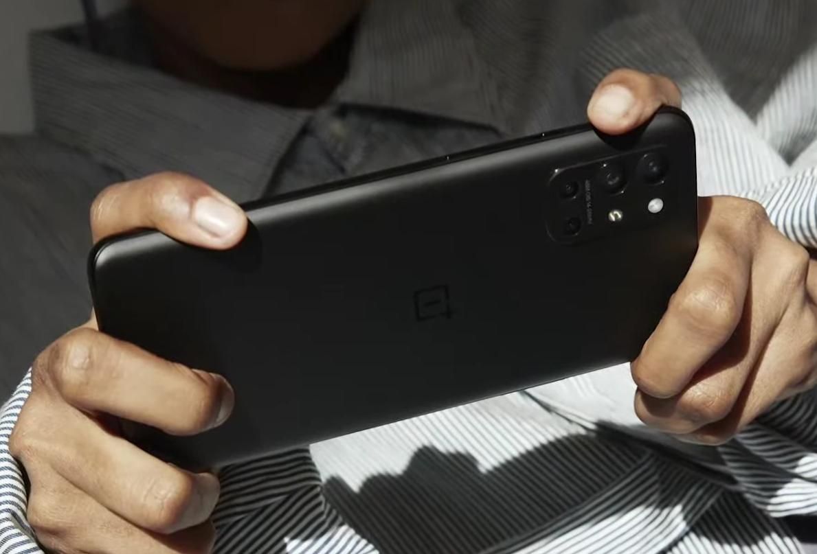 Oneplus 9R 5G 8GB+128GB スナドラ870 Black OnePlus 9R is actually OnePlus 8T with Snapdragon 870 in a new suit